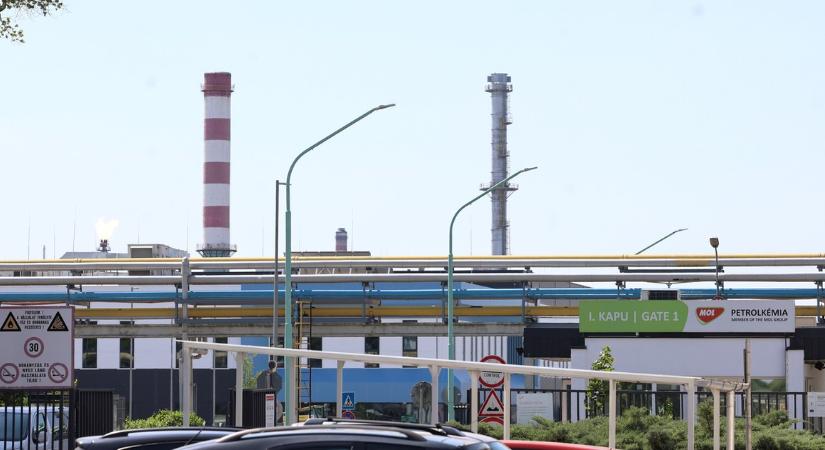 Most érkezett: eloltották a tüzet a végzetes robbanás után Tiszaújvárosban