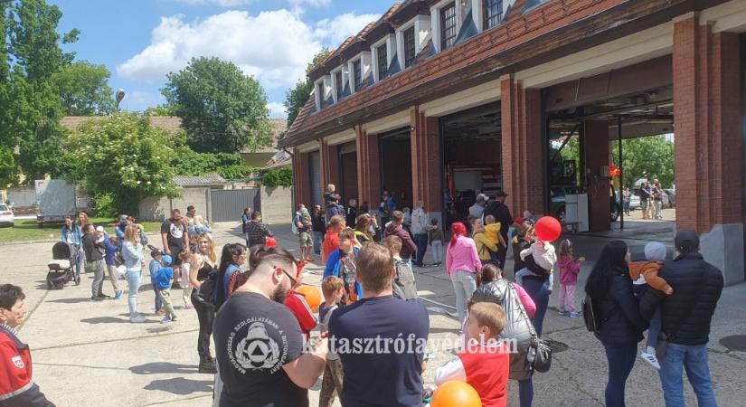 Gyereknapon idén is várják a legfiatalabbakat a tűzoltók