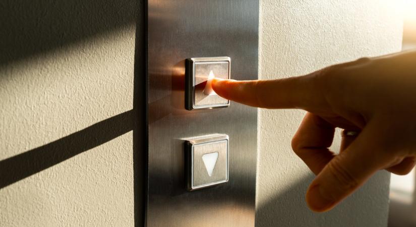 Lezuhant egy felvonó a közlekedési minisztérium épületében: több ember megsérült