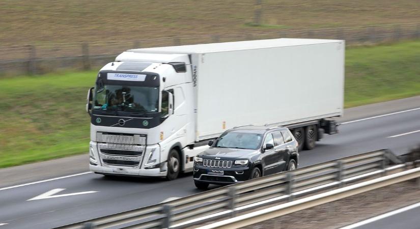 Közel 50 kilométeren át torlódnak a kamionok az M1-es autópályán