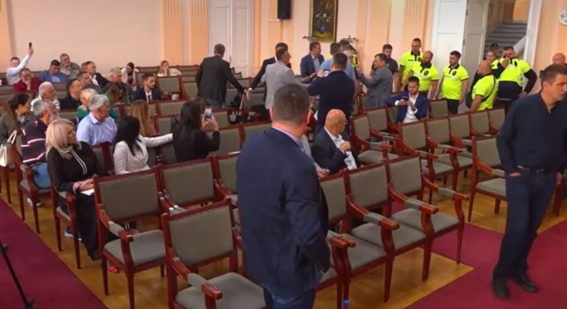 Könnygázt dobtak a képviselők közé az užicei városházán