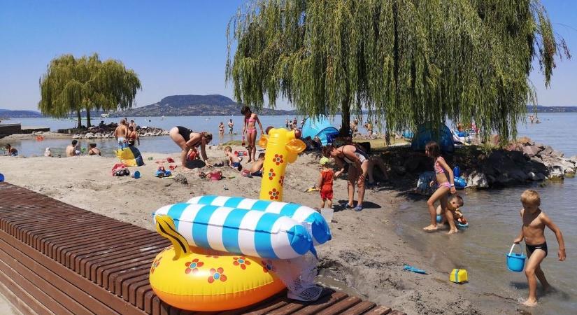 Közel 20 fokos a Balaton Siófoknál: 51 fizetős prémium strand a déli parton, ahol most még teljesen ingyen csobbanhatunk