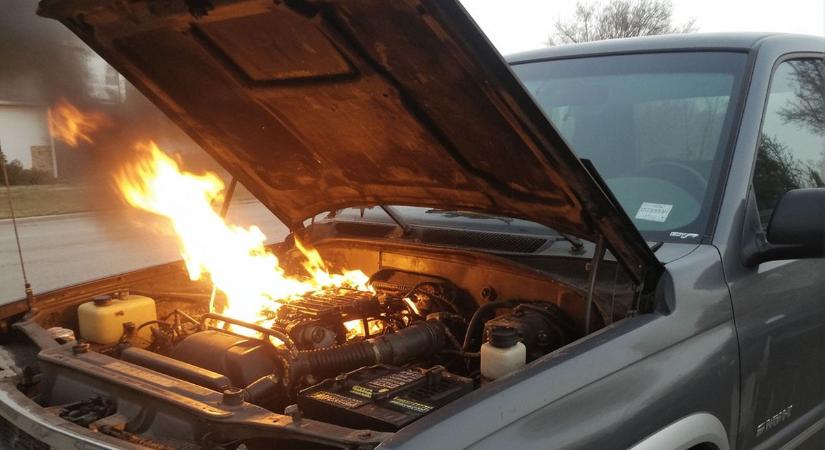 Kigyulladt egy kisteherautó a 6-os úton, Tolnánál
