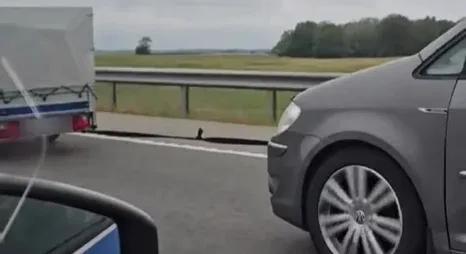 Használták az övet, de rosszul – videón, ahogy biztonsági övvel vontatnak egy autót az M3-ason