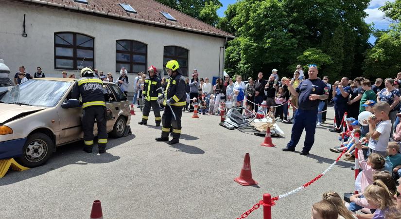 Nyitott szertárkapuk a hajdú-bihari laktanyákban