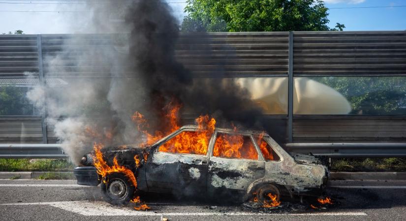 Lángtenger: autó égett az M7-esen, ketten utaztak a járműben, lezárták a sztráda érintett oldalát