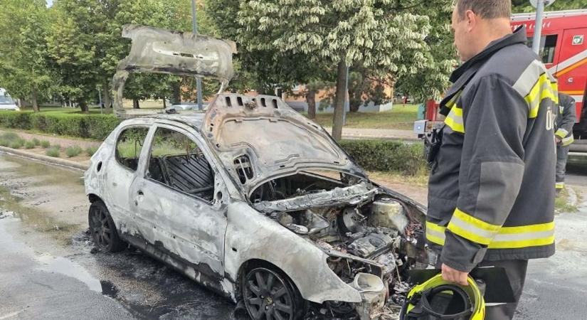 Égő autó okozott riadalmat Bábolnán, helyszíni fotókon a teljesen megsemmisült kocsi