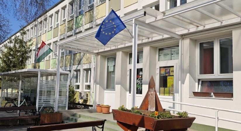 Nem engedik ki a gyerekeket az udvarra, zárt ablakok mögött folyik a tanítás egy tiszaújvárosi iskolában a délelőtti robbanás miatt