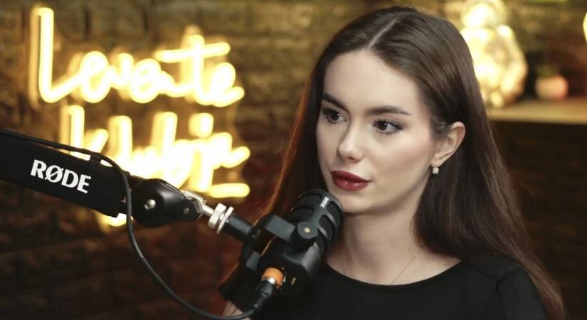 Autóbaleset buktatta le a családja előtt a pornószínésznőt