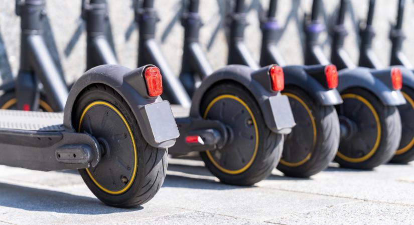 Rolleres gázolt a zebrán Óbudán, válságos állapotban az elütött idős férfi