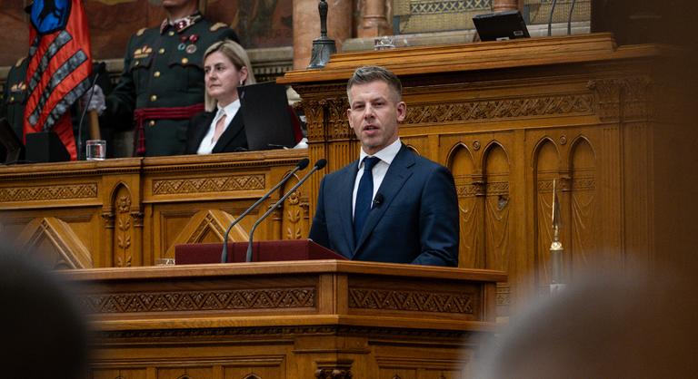 Magyar Péter beszédével, Alaptörvény-módosítással és vizsgálóbizottságokkal indítja be a parlamenti üzemet a Tisza Párt
