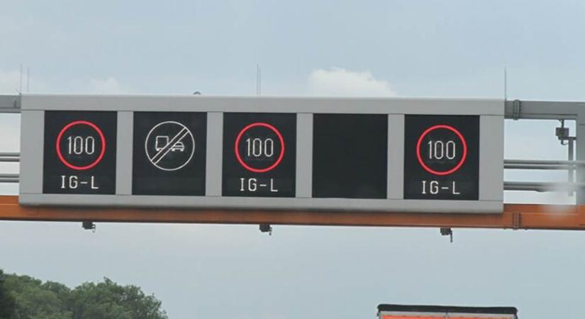 Magyar autósok, figyelem: ezt a jelzést látod az osztrák pályán komolyan kell venni