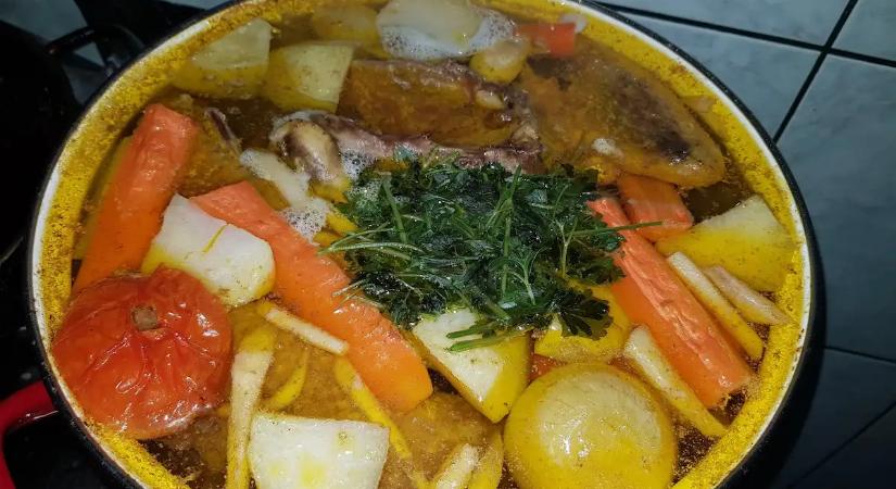 Azonnal vedd ki a fazékból! 5 népszerű zöldség, aminek semmi keresnivalója a húslevesben