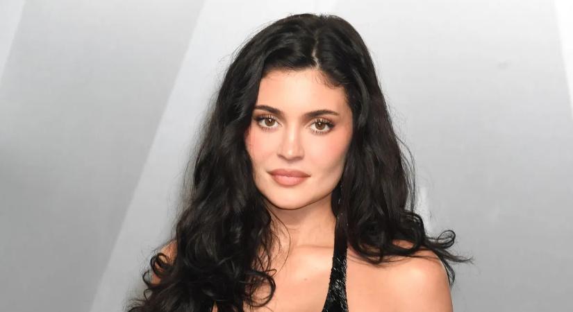 Ezt látni kell! Latex ruhából buggyannak ki Kylie Jenner mellei