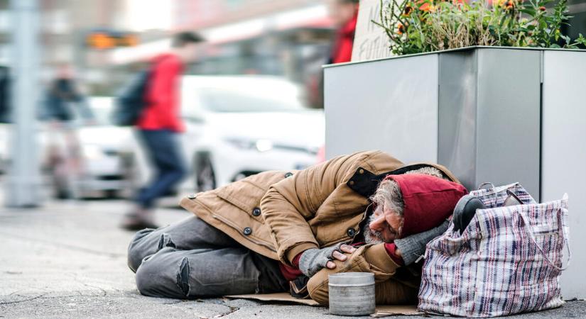 Ennyi pénzből él a hajléktalanok többsége: megjelent a friss felmérés