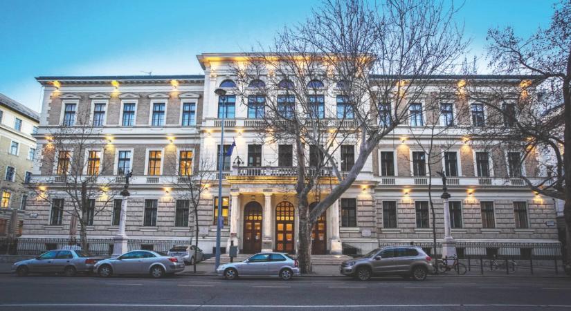 A BGE oktatói és hallgatói a rektor azonnali lemondását követelik