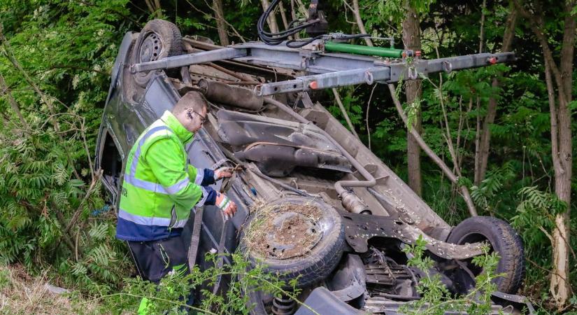 Kisteherautó és egy gépkocsi ütközött Böhönyénél, tűzoltók a helyszínen