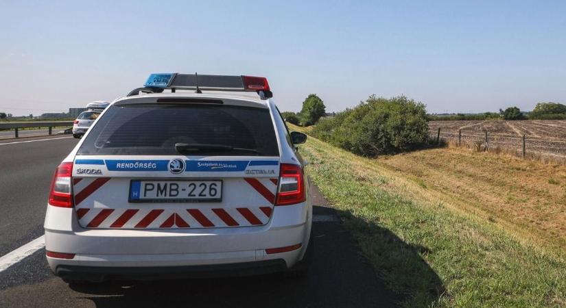 Baleset az M3-ason: munkagépbe csapódott egy kisteherautó