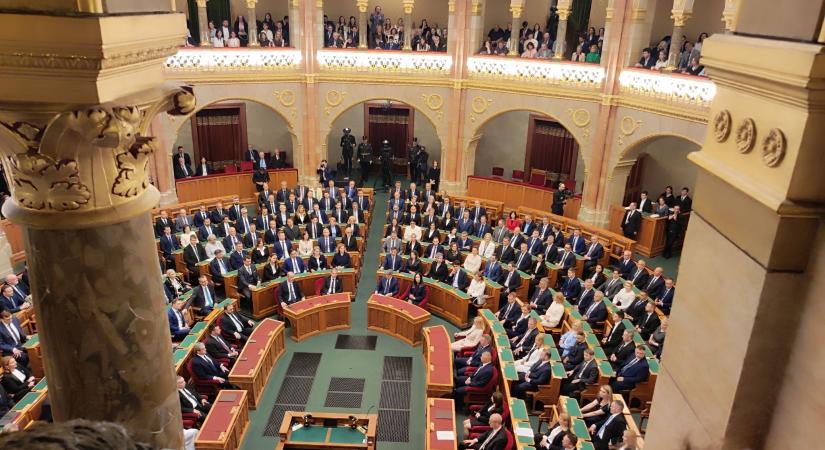 Megváltozik a parlamenti sajtótudósítás rendje – a Szuverenitásvédelmi Hivatal megszűnéséről is szavaznak