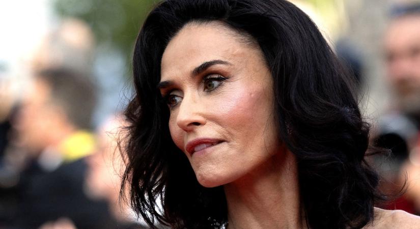 Nem hiszel a szemednek. Kilónyi ezüst rajta, az izmok kidudorodnak mindenhol. Demi Moore térdre kényszerítette a világot a kinézetével?