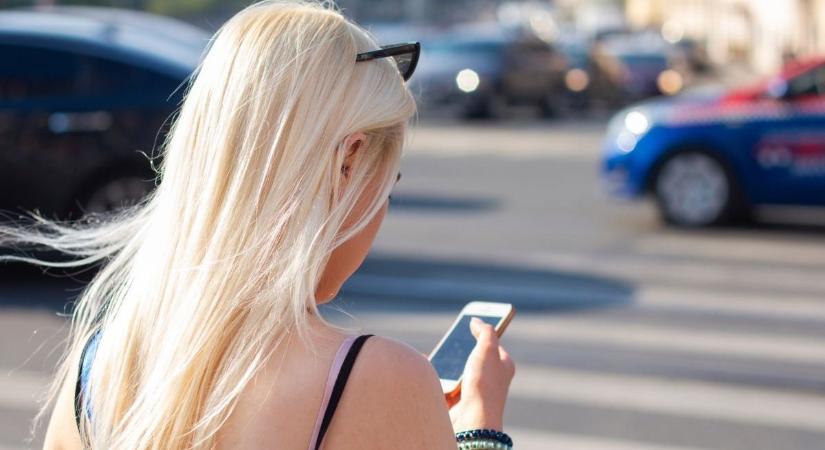 Az új KRESZ-szabályok szerint kézfelemeléssel jelezhetünk, ha átmennénk a zebrán