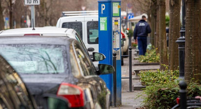 Ingyenes lesz a parkolás Kecskeméten, ennek rengeteg autós fog örülni