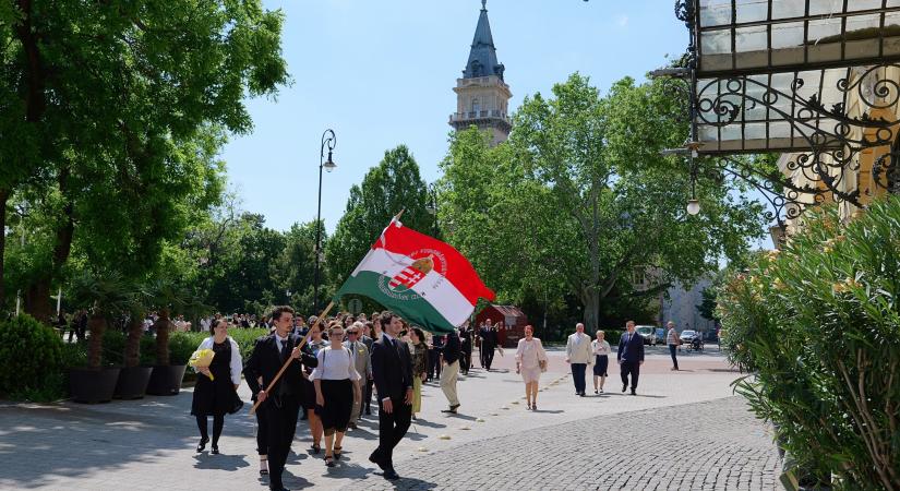 217 gazdászhallgató ballagott ma Vásárhelyen – délután már sárgulnak