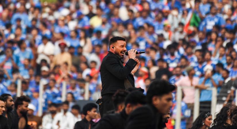 Pánik a koncerten: Könnygázzal zavarták meg Ricky Martin előadását
