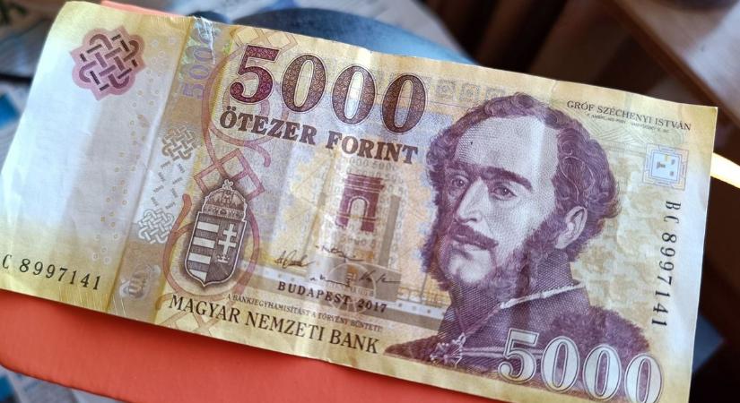 Már kézbe vehető az új ötezres és a 25 ezer forintos – elmondjuk, mi köze az Aranycsapathoz