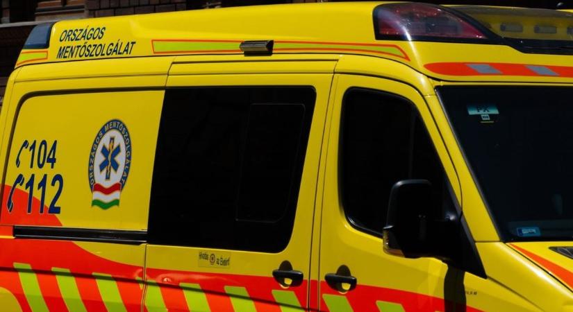 Árokba hajtott egy autó az M5-ösön, mentő is érkezett a balesethez