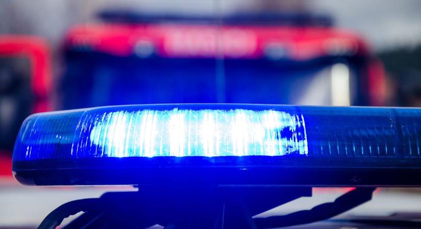 Árokba hajtott, majd a tetejére borulva állt meg egy autó az 53-as főúton