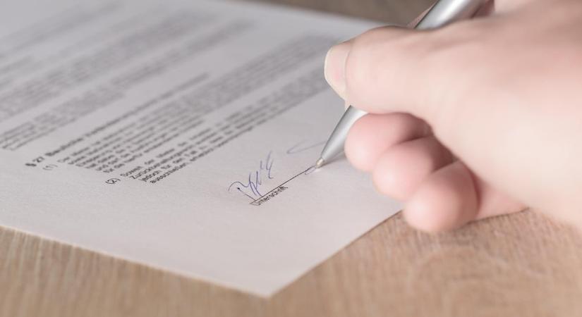 Ennyibe kerül a névváltoztatás 2026-ban házasság vagy válás esetén