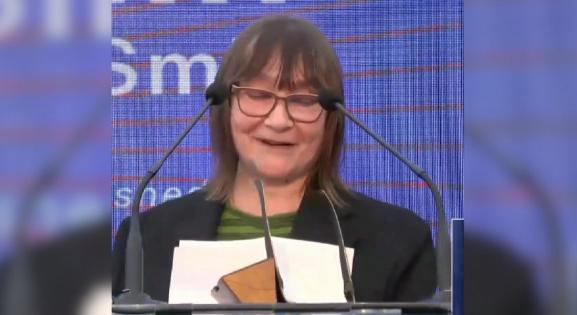 Ali Smith sír a boldogságtól, ha elképzeli a mostani Magyarországot