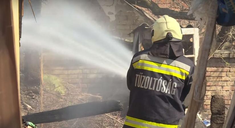 Hatalmas tűz Poroszlónál: rakodógép és kazal is lángra kapott