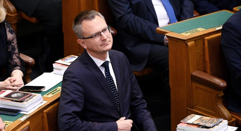 Rétvári Bence: online aláírásgyűjtést kezdünk az alaptörvény módosítása ellen