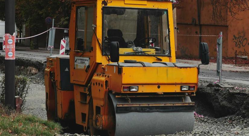 Arad: 25 ezer lej kártérítést fizetett a város egy lakosnak, mert nem aszfaltozták le az utcáját