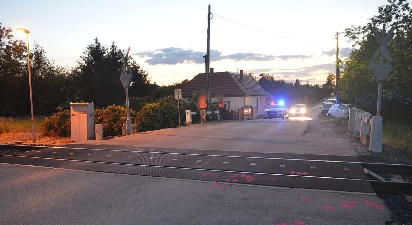 Tragédia a szomszéd megyében: mozdonynak hajtott egy motoros, nem élte túl
