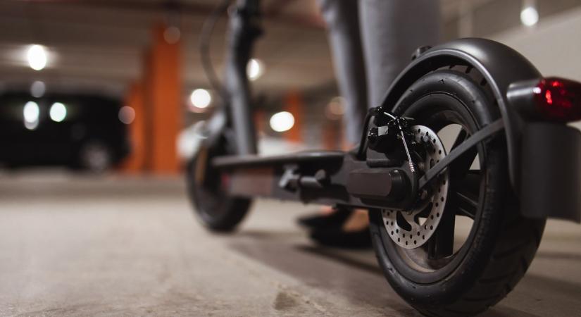 Súlyos baleset történt Óbudán: 74 éves férfit ütött el egy elektromos rolleres