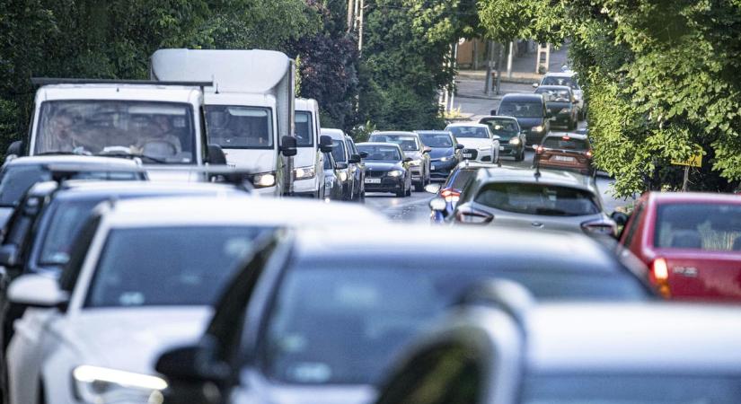 Itt a hosszú hétvége, az M7-es, az M1-es és az M3-as is bedugult