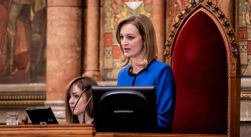 Aranyszínű függönybe bújtatták a házelnök piros „vasalódeszkáját”