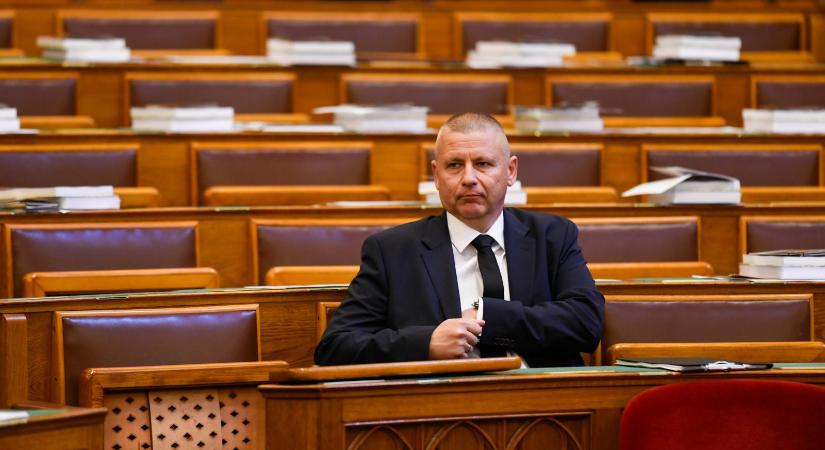 Ruszin-Szendi Romulusz a sükösdi SUGO Tamburazenekarnak utalta a Pócs János által neki fizetett 5,5 milliós sérelemdíjat
