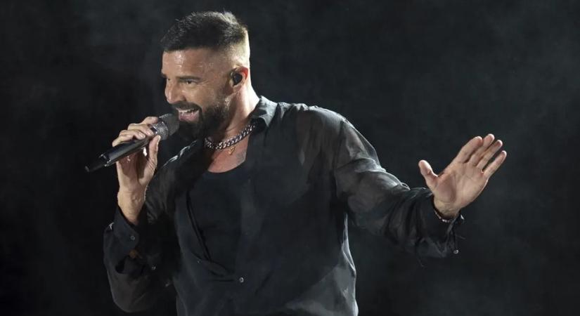 Sikoltozó rajongók, könnygáz, káosz – brutális jelenetek Ricky Martin koncertjén