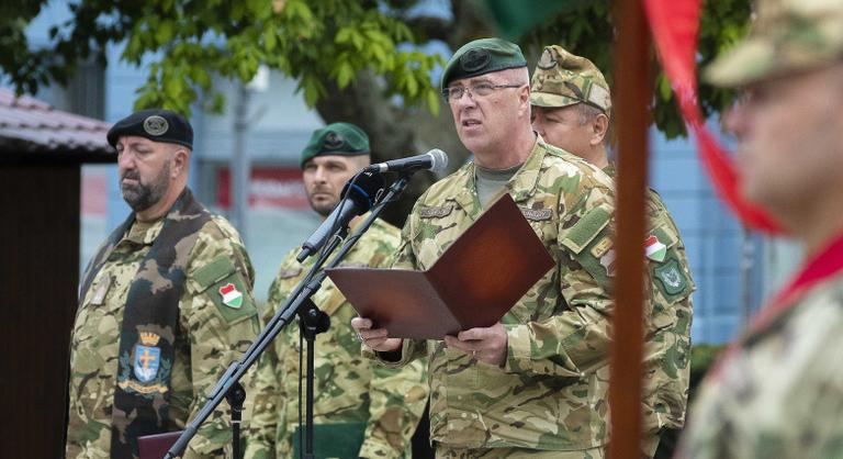 Az Orbán-kormány messzire száműzte a katonát, aki bevetésre készen tért haza a csúcspozícióba