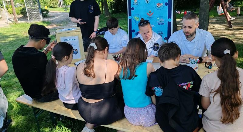 Gyermeknapi rendezvényen tartottak drogprevenciós programot a rendőrök Jászjákóhalmán