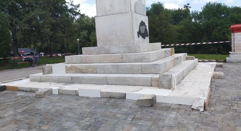 Körbeszalagozták az országzászlót Egerben - kiderült, mi történik az emlékhellyel