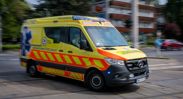 Száguldozó elektromos rolleres gázolt el a zebrán egy idős gyalogost Óbudán, küzdenek a 74 éves férfi életéért