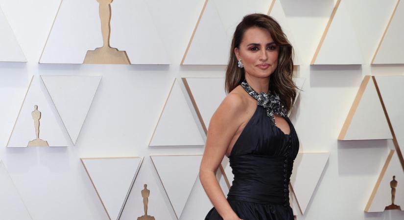 20(!) perces vastapssal ünnepelték Penélope Cruz új filmjét Cannes-ban, majdnem meglett a történelmi rekord (videó)
