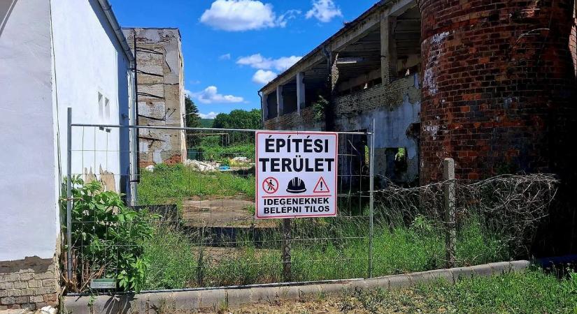 Mi történik a parádsasvári üveggyárral? – már megjelentek a munkagépek, utána jártunk, mi készül