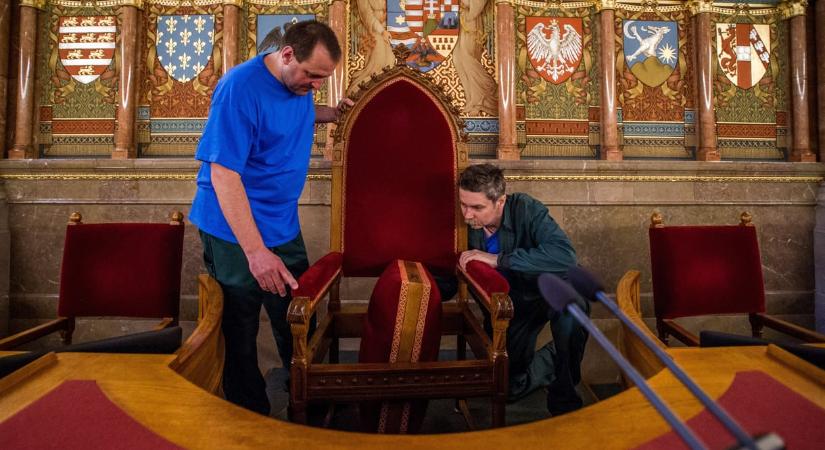 Forsthoffer Ágnes elég csúnya széket választott, de min ültek az elődei?