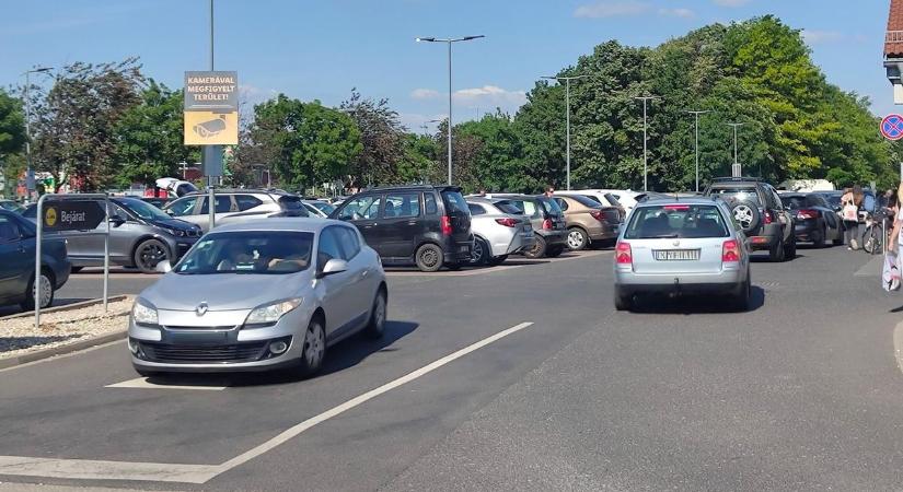 Pénteki csúcs hosszú hétvégével megspékelve - fotók